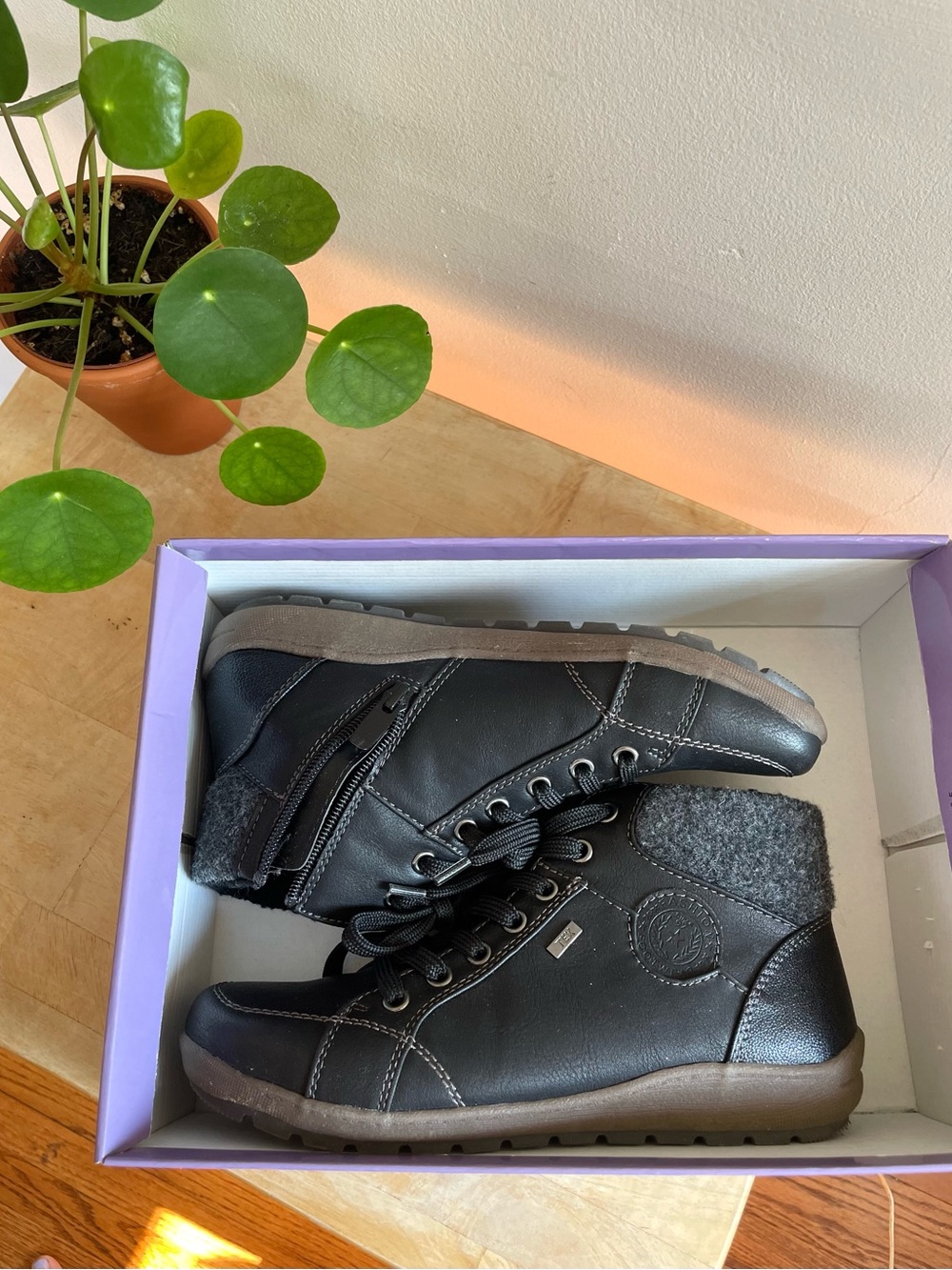 Taxi Women's Landy-01T Winter Boots - Excellent Condition
